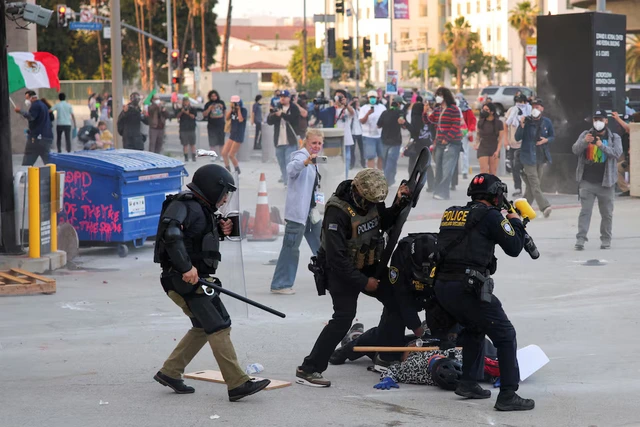 Riot police, anti-ICE protesters square off in Los Angeles after raids - Ảnh 1.