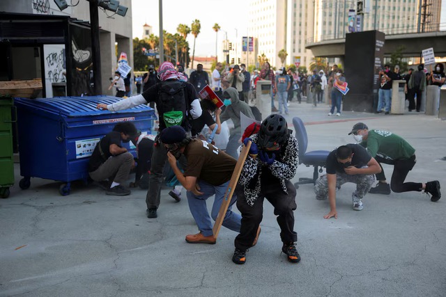 Riot police, anti-ICE protesters square off in Los Angeles after raids - Ảnh 3.