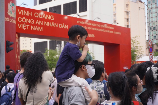 Dù trời mưa, bạn trẻ vẫn chờ theo dõi sự kiện Vinh quang Công an nhân dân Việt Nam- Ảnh 5.