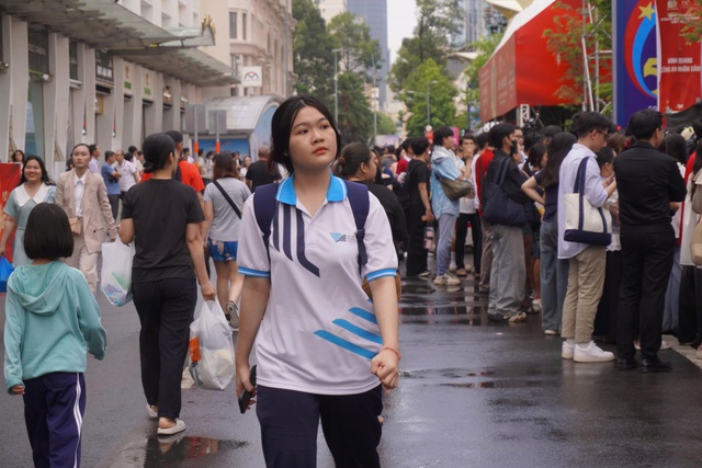 Dù trời mưa, bạn trẻ vẫn chờ theo dõi sự kiện Vinh quang Công an nhân dân Việt Nam- Ảnh 1.