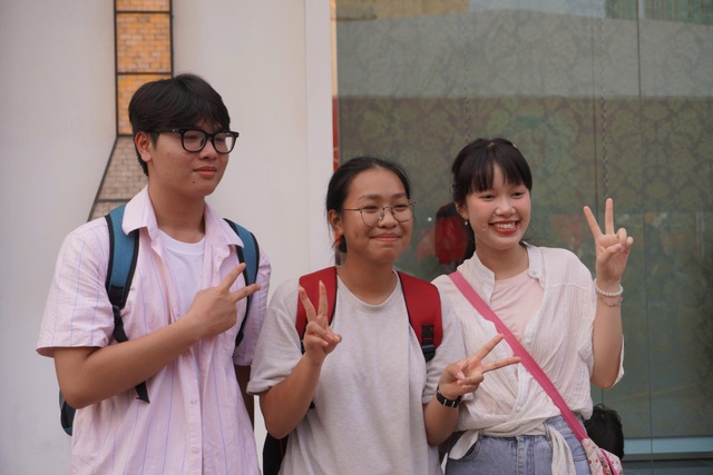 Dù trời mưa, bạn trẻ vẫn chờ theo dõi sự kiện Vinh quang Công an nhân dân Việt Nam- Ảnh 3.