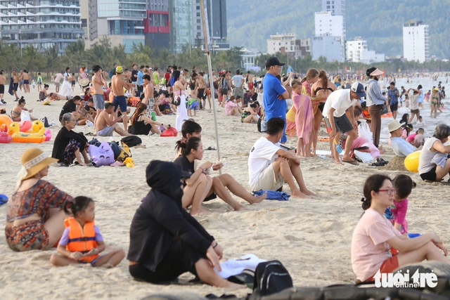 Beaches in Da Nang packed as locals, tourists seek relief from scorching heat- Ảnh 3.
