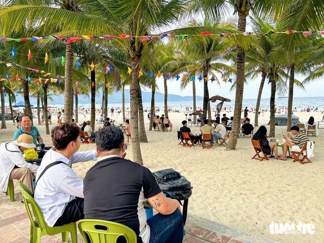 Beaches in Da Nang packed as locals, tourists seek relief from scorching heat- Ảnh 7.