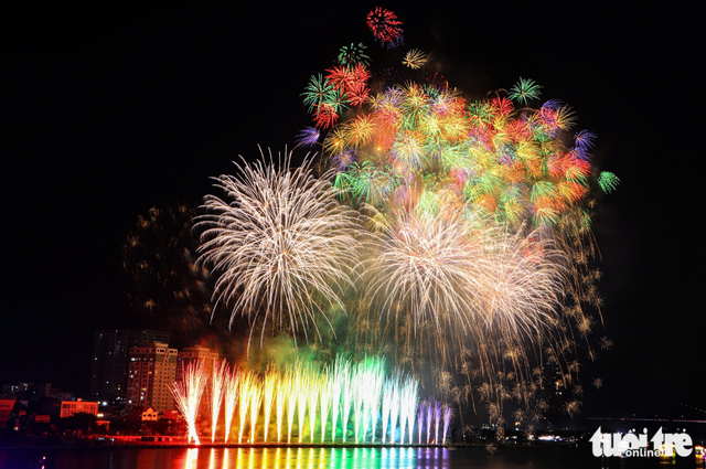 Fireworks shows by Vietnam, Poland wow Da Nang crowds with sights, sounds
- Ảnh 2. Fireworks shows by Vietnam, Poland wow Da Nang crowds with sights, sounds
- Ảnh 2.
