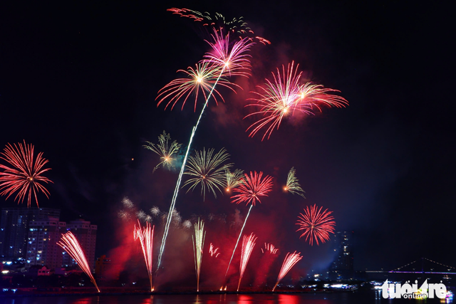 Fireworks shows by Vietnam, Poland wow Da Nang crowds with sights, sounds
- Ảnh 4. Fireworks shows by Vietnam, Poland wow Da Nang crowds with sights, sounds
- Ảnh 4.