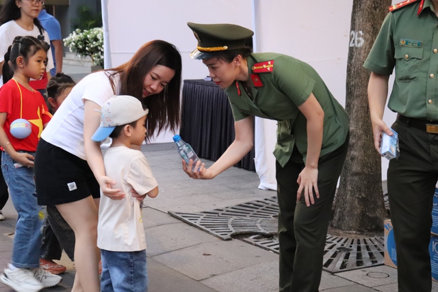 Phố đi bộ Nguyễn Huệ nhộn nhịp trước đêm gala Vinh quang Công an nhân dân Việt Nam - Ảnh 6.