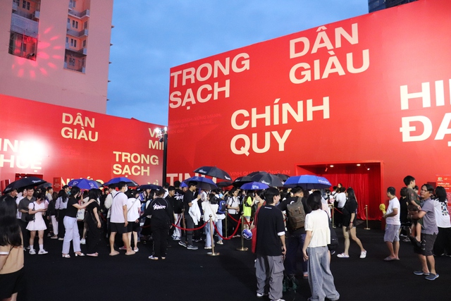 Phố đi bộ Nguyễn Huệ nhộn nhịp trước đêm gala Vinh quang Công an nhân dân Việt Nam - Ảnh 8.