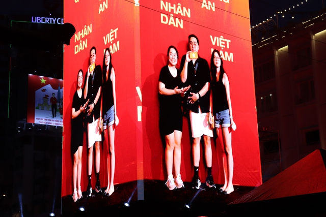 Phố đi bộ Nguyễn Huệ nhộn nhịp trước đêm gala Vinh quang Công an nhân dân Việt Nam - Ảnh 7.