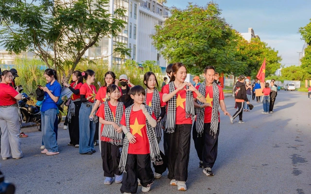 Hàng trăm ngàn bạn trẻ ra quân nhặt rác khắp Việt Nam - Ảnh 1.