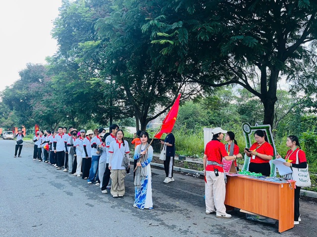 Hàng trăm ngàn bạn trẻ ra quân nhặt rác khắp Việt Nam - Ảnh 2.