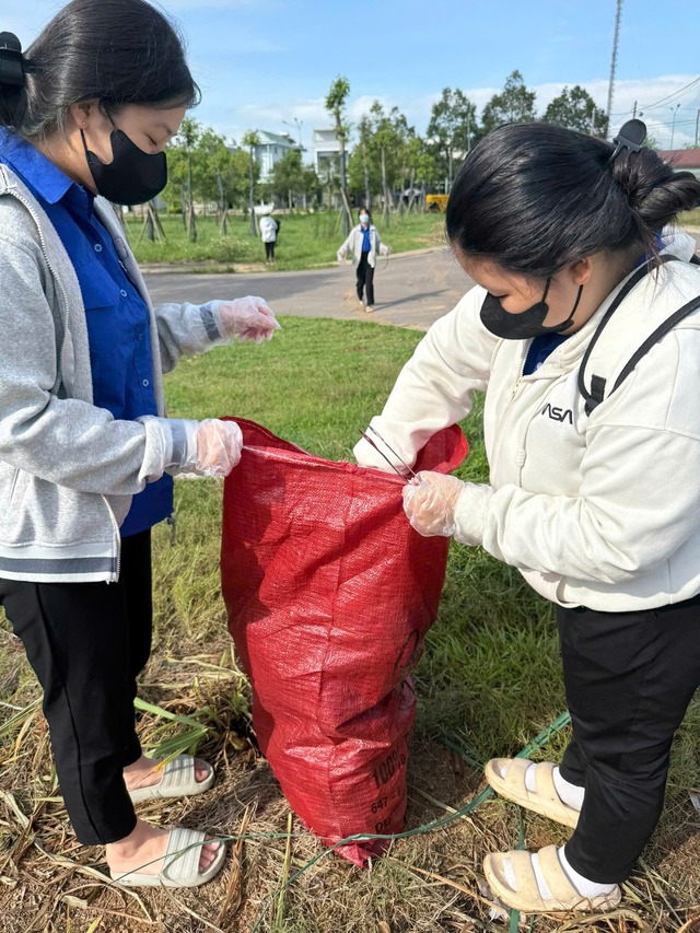 Hàng trăm ngàn bạn trẻ ra quân nhặt rác khắp Việt Nam - Ảnh 5.
