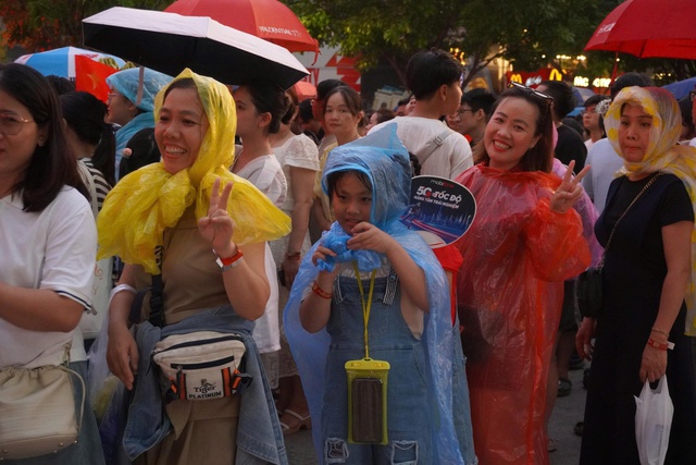 Phố đi bộ Nguyễn Huệ nhộn nhịp trước đêm gala Vinh quang Công an nhân dân Việt Nam - Ảnh 1.