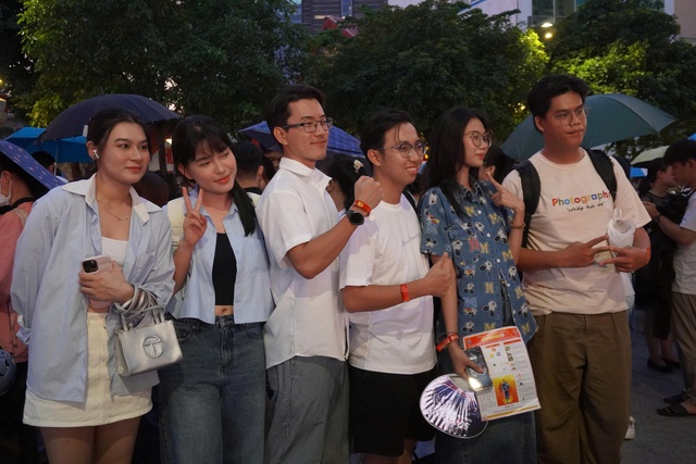 Phố đi bộ Nguyễn Huệ nhộn nhịp trước đêm gala Vinh quang Công an nhân dân Việt Nam - Ảnh 5.