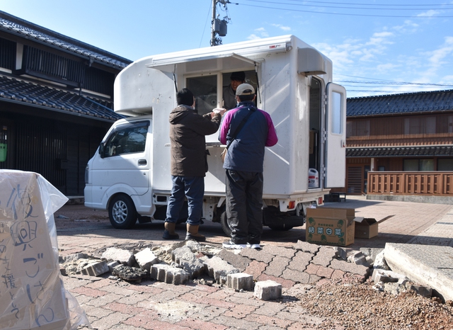 Japan to study ways to expand use of disaster food trucks - Ảnh 1.