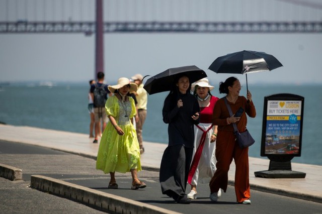Southern Europe roasts as temperatures soar- Ảnh 1. Southern Europe roasts as temperatures soar- Ảnh 1.