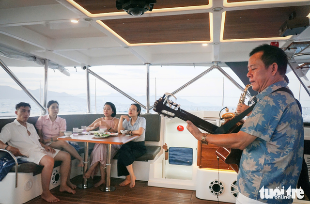 Yacht tours in Vietnam’s Nha Trang Bay become magnet for local, foreign tourists
- Ảnh 4.