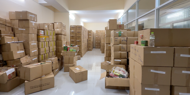 Ho Chi Minh City police arrest couple for producing over 70,000 counterfeit medicated oil bottles  - Ảnh 1.