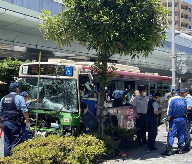 12 people injured in bus-trailer collision in Tokyo- Ảnh 1. 12 people injured in bus-trailer collision in Tokyo- Ảnh 1.