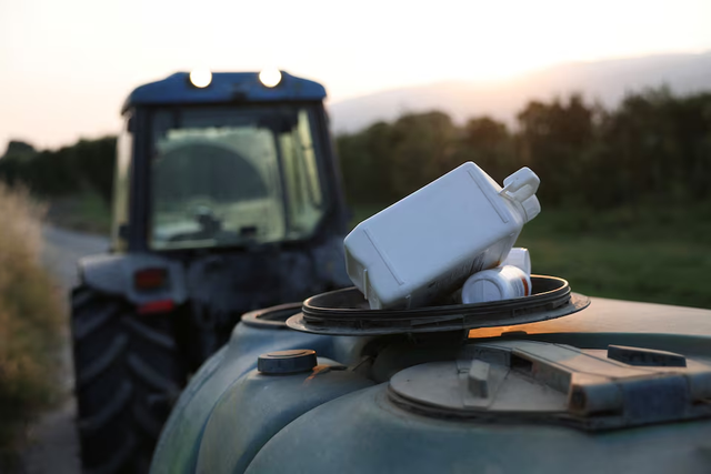 Europe's illegal pesticide trade surges as farmers cut costs- Ảnh 1. Europe's illegal pesticide trade surges as farmers cut costs- Ảnh 1.