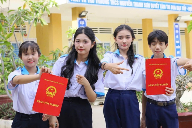 Thủ khoa lớp 10 THPT Vĩnh Bình (Tiền Giang cũ) xem Rosé là tấm gương để học tập- Ảnh 3.