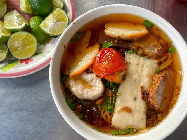 Suspended noodle portions warm both stomachs and hearts in Ho Chi Minh City- Ảnh 1. Suspended noodle portions warm both stomachs and hearts in Ho Chi Minh City- Ảnh 1.
