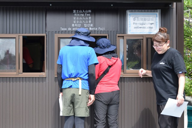 Mt. Fuji opens to climbers on Shizuoka side - Ảnh 1.