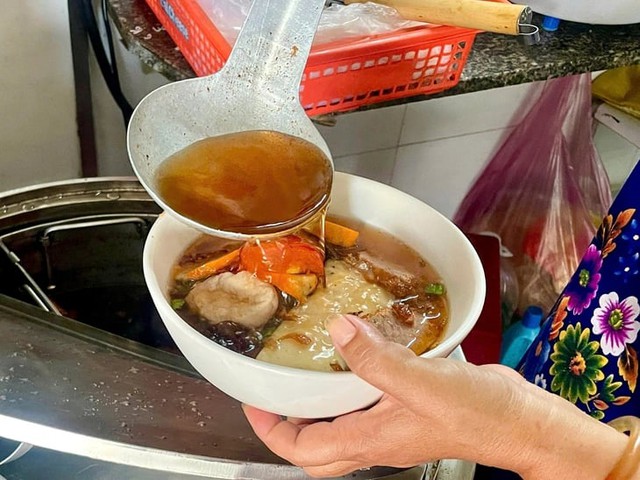 Suspended noodle portions warm both stomachs and hearts in Ho Chi Minh City- Ảnh 4. Suspended noodle portions warm both stomachs and hearts in Ho Chi Minh City- Ảnh 4.