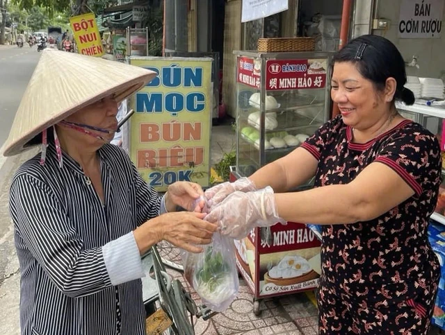 Suspended noodle portions warm both stomachs and hearts in Ho Chi Minh City- Ảnh 2. Suspended noodle portions warm both stomachs and hearts in Ho Chi Minh City- Ảnh 2.