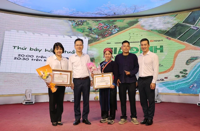Chị Thông và Gia đình Haha nhận giấy khen từ tỉnh Lào Cai, điều khiến cư dân mạng chú ý là - Ảnh 1.