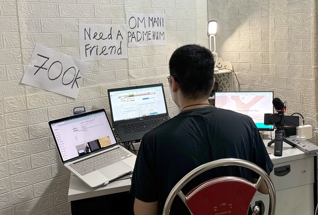 Vietnam’s ‘rent-a-listener’ service offers strangers a shoulder to lean on — for a fee - Ảnh 3. Vietnam’s ‘rent-a-listener’ service offers strangers a shoulder to lean on — for a fee - Ảnh 2.