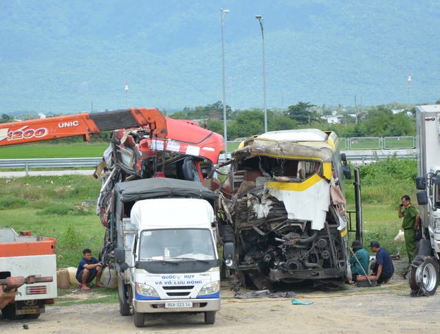 Follow-up: Fatal rear-end sleeper bus crash occurs following tire burst on 2-lane expressway in Vietnam- Ảnh 1. Follow-up: Fatal rear-end sleeper bus crash occurs following tire burst on 2-lane expressway in Vietnam- Ảnh 1.