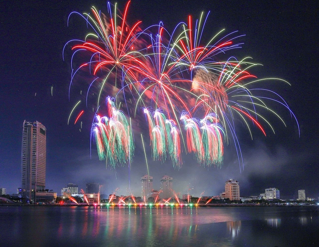 Record flights, full hotels ahead of Da Nang int'l fireworks finale - Ảnh 2. Record flights, full hotels ahead of Da Nang int'l fireworks finale - Ảnh 2.