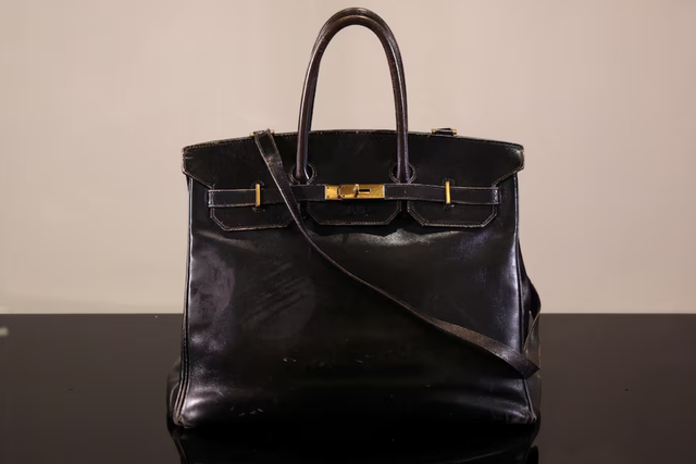 Original Birkin bag sells at auction for record $10 million - Ảnh 1.