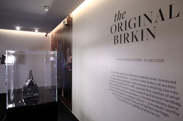 Original Birkin bag sells at auction for record $10 million - Ảnh 2.