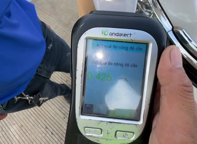 Driver carrying 45 passengers caught driving with high breath alcohol level on Vietnam expressway- Ảnh 2. Driver carrying 45 passengers caught driving with high breath alcohol level on Vietnam expressway- Ảnh 2.