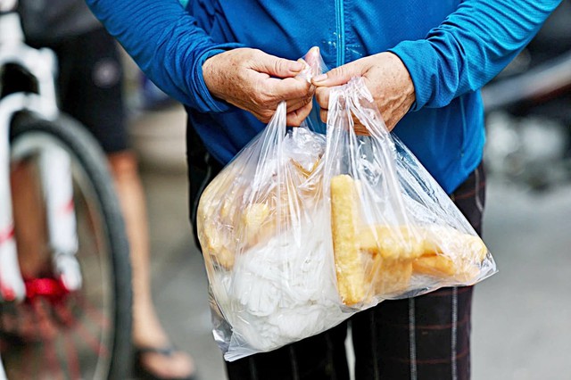 Vietnam strives to phase out small non-biodegradable plastic bags, single-use plastics- Ảnh 4. Vietnam strives to phase out small non-biodegradable plastic bags, single-use plastics- Ảnh 4.