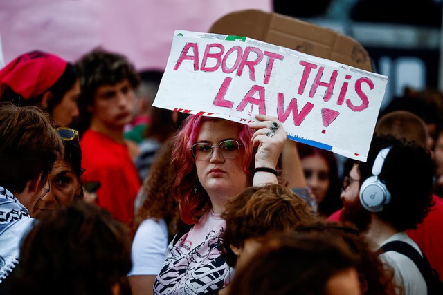 Italy's abortion taboos challenged by new law in Sicily- Ảnh 2. Italy's abortion taboos challenged by new law in Sicily- Ảnh 2.