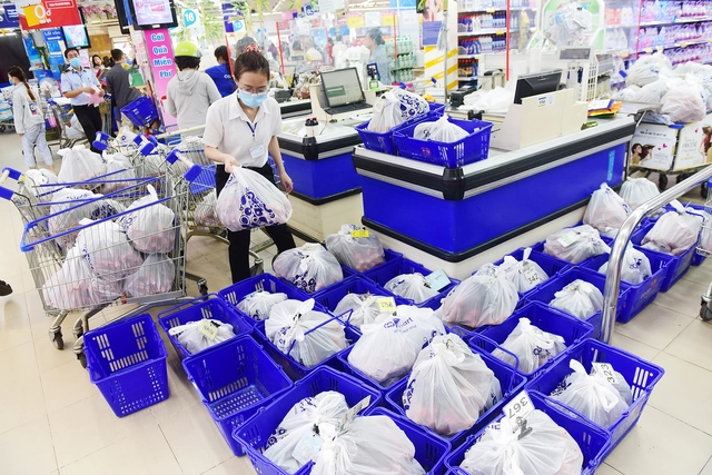 Vietnam strives to phase out small non-biodegradable plastic bags, single-use plastics- Ảnh 1. Vietnam strives to phase out small non-biodegradable plastic bags, single-use plastics- Ảnh 1.