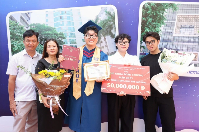 Thủ khoa kép Trường đại học Sư phạm TP.HCM tốt nghiệp với GPA gần tuyệt đối- Ảnh 2.