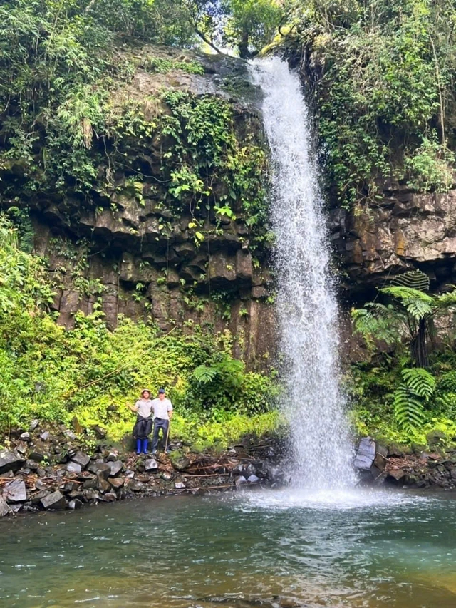 Vietnam discovers 2 waterfalls with tourism potential in central forest - Ảnh 3.