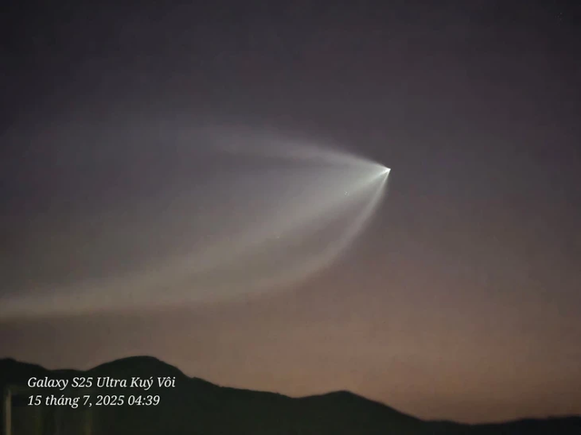 China’s Tianzhou-9 spacecraft launch causes bright streak in central Vietnam sky - Ảnh 1. China’s Tianzhou-9 spacecraft launch causes bright streak in central Vietnam sky - Ảnh 1.