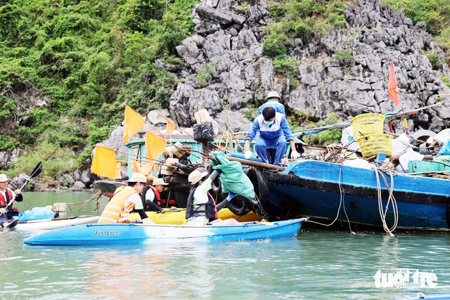 Volunteers remove trash to protect Vietnam’s Lan Ha Bay- Ảnh 6.