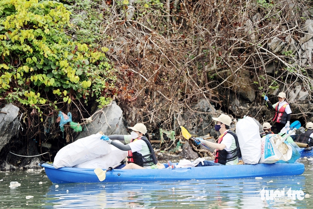 Volunteers remove trash to protect Vietnam’s Lan Ha Bay- Ảnh 2.