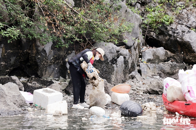Volunteers remove trash to protect Vietnam’s Lan Ha Bay- Ảnh 3.