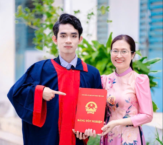 Điểm 10 vật lý kỳ thi tốt nghiệp THPT 2025 từ ngôi trường biên giới An Giang  - Ảnh 2.