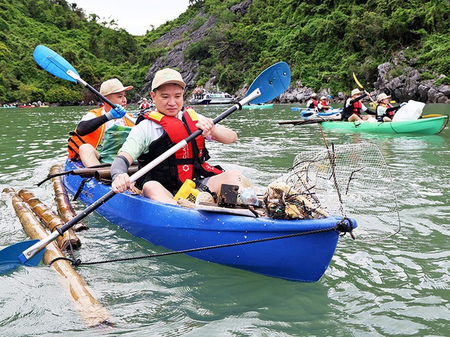 Volunteers remove trash to protect Vietnam’s Lan Ha Bay- Ảnh 4.