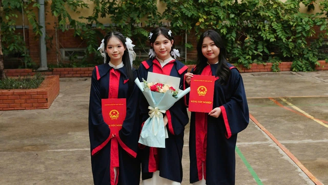 Kết quả thi tốt nghiệp THPT của nữ sinh gây xúc động với lời tri ân 'em không muốn đơn độc nữa'- Ảnh 2.
