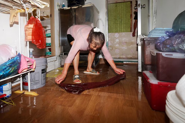 South Korea lashed by heavy rain, 2 dead and more than 1,000 evacuated- Ảnh 3. South Korea lashed by heavy rain, 2 dead and more than 1,000 evacuated- Ảnh 3.