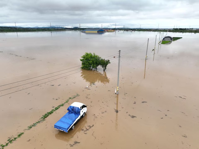South Korea lashed by heavy rain, 2 dead and more than 1,000 evacuated- Ảnh 2. South Korea lashed by heavy rain, 2 dead and more than 1,000 evacuated- Ảnh 2.