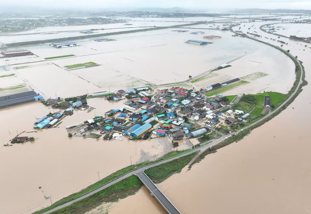 South Korea lashed by heavy rain, 2 dead and more than 1,000 evacuated- Ảnh 4. South Korea lashed by heavy rain, 2 dead and more than 1,000 evacuated- Ảnh 4.